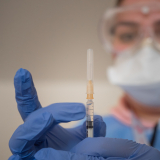 Eine MSF-Krankenschwester impft gegen Covid-19.