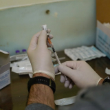 Medizinisches Personal zieht Spritzen mit Impfstoff gegen Covid-19 auf.
