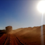 Eine wüstenartige Landschaft und gleißende Sonne in Madagaskar