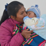 Die Gesundheitsförderin Maribel Camargo Paco küsst ihren 6 Monate alten Sohn