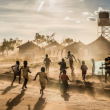 Geflüchtete Kinder aus dem Südsudan spielen im Bidibidi Camp in Uganda