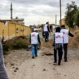 Unsere Hilfe in Syrien: Mitarbeiter*innen erkunden hier Gelände in der Stadt Raqqa.