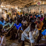 Menschen auf Markt gucken Fußball, Südsudan