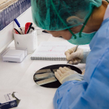 In einem Labor in Nukus, Usbekistan, bereitet eine Labortechnikerin einen Tuberkulose Test vor
