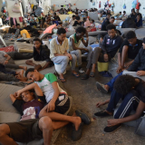 Geflüchtete und Migranten sitzen dicht gedrängt in einem Internierungslager 