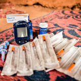 Ein Behandlungskit für Diabetes Typ 1 mit Spritzen und Blutzuckermessgerät