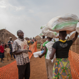 Verteilung von Grundbedarfsmitteln im Vertriebenencamp Kambe