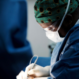 Ein Chirurg während einer OP