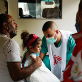 Ein Mitarbeiter behandelt Mädchen nach Explosion in Beirut im August 2020 zu uns kam. Humanitäre Hilfe braucht dich! Jetzt spenden!