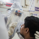 Eine Mitarbeiterin von Ärzte ohne Grenzen testet einen Patienten auf das Coronavirus