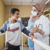 Achmed Darwesch mit Physiotherapeutin Rula Marafeh in Amman Jordanien 