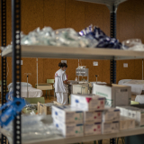 Mitarbeiterin von Ärzte ohne Grenzen im Einsatz gegen das Coronavirus in spanischem Hilfsprojekt
