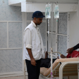 Ärzte ohne Grenzen Jemen Ausbruch Diphtherie

Im Sadaqa Krankenhaus stocken wir unsere Hilfe auf, weil auch dort die ersten Fälle eingeliefert wurden. Der Diphterie-Ausbruch stellt eine erneute große gesundheitliche Bedrohung für die Bevölkerung dar.
