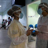 Medizinisches Personal mit Schutzkleidung in Brasilien