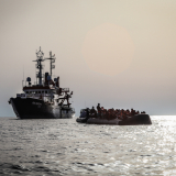 Seenotrettung der Sea-Watch 4 von 97 Menschen auf offenem Meer aus einem Schlauchboot