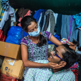 18-jährige Tuberkulose Patientin scherzt mit ihrem Bruder
