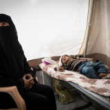 Mutter mit Baby in Cholera-Behandlungszelt