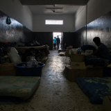 Im Internierungslager in Khoms Menschen Matratzen Dunkelheit