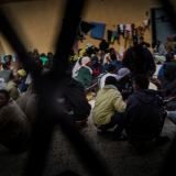 Menschen in einem Gefangenenlager in Libyen