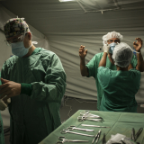 Vorbereitung Chirurgen im OP Saal
