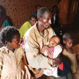 Vater mit mangelernährtem Kind in Äthiopien