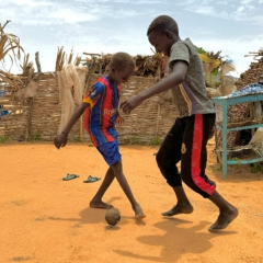 Mazim und sein Bruder beim Fußball spielen.